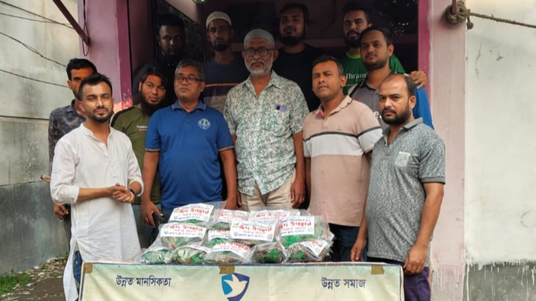 অস্বচ্ছল প্রতিবেশীদের বাড়িতে বিনামূল্যে গরুর মাংস পৌঁচ্ছে দিলো ‘ফেন্ডস ক্লাব যশোর’