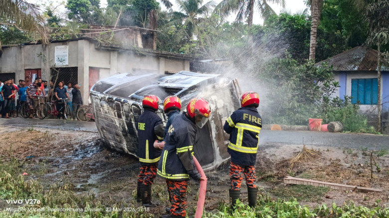 বরযাত্রী নামিয়ে দাঁড়াতেই আগুন ধরে যায় মাইক্রোবাসে