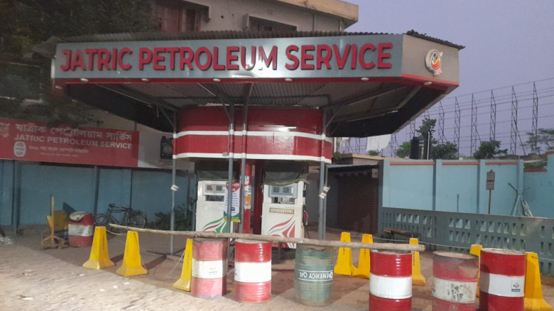 যাত্রিক ফিলিং স্টেশনে তেল থাকতেও বন্ধ ঘোষণা করায় ৪০ হাজার টাকা জরিমানা