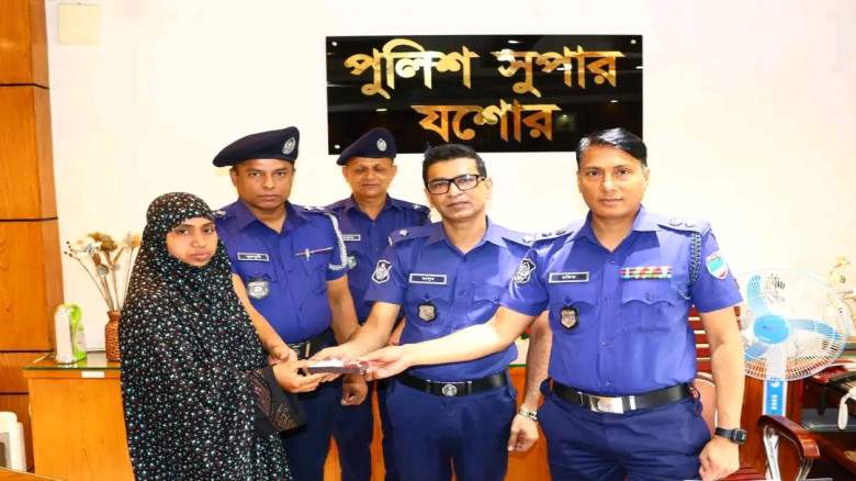 যশোরে পুলিশের অভিযানে হারিয়ে যাওয়া স্বর্ণালংকার উদ্ধার