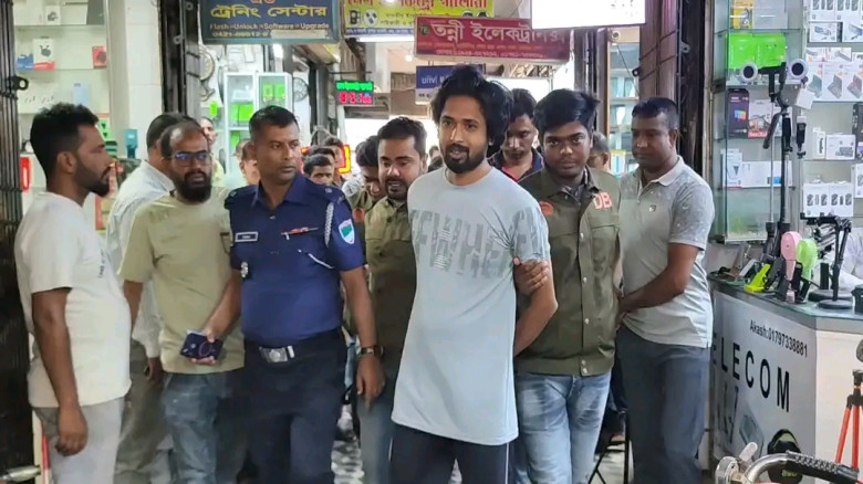 যশোরে বিদেশি পিস্তল ও গুলিসহ যুবক আটক