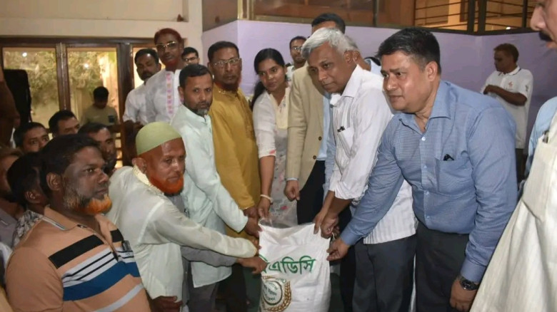 যশোর সদরে সাড়ে ৪ শ" ক্ষুদ্র ও প্রান্তিক কৃষকদের মাঝে বিনামূল্যে সার এবং বীজ বিতরণ