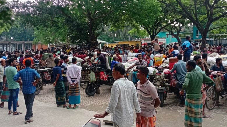 খাজনা বৃদ্ধির প্রতিবাদে বৃহত্তর সবজি হাট বারীনগরে ...