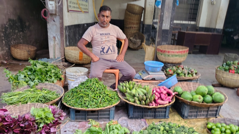 যশোরে সবজির বাজার চড়া, বেশিরভাগ সবজির কেজি ৫০ টাক...