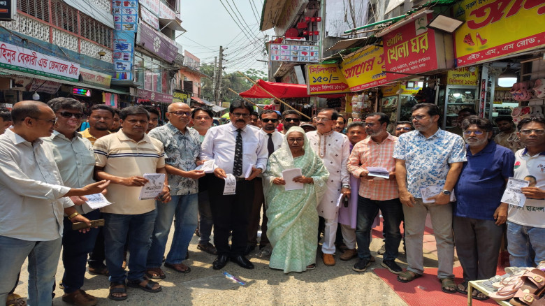 যশোরে প্রধানমন্ত্রীর জনসভা সফল করতে লিফলেট বিতরণ...