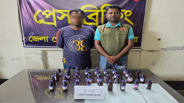 যশোরে ডিবি পুলিশের অভিযানে ৮৫ বোতল কফ সিরাপসহ ২ মাদক ব্যবসায়ী আটক
