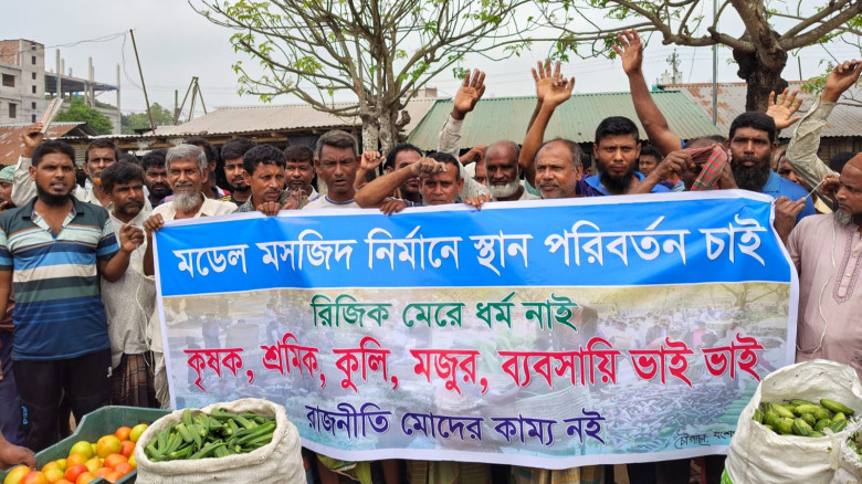 মসজিদ নির্মাণ নিয়ে ব্যবসায়ী ও প্রশাসনের মধ্যে মতবি...