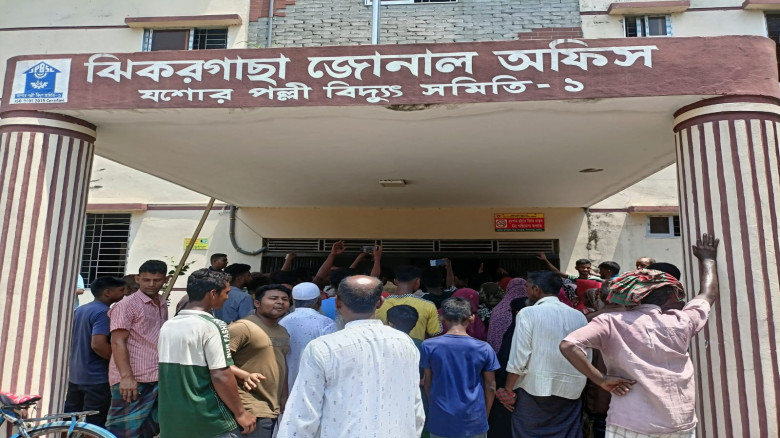 ঝিকরগাছায় বিদ্যুৎ সংকটে বিক্ষোভ, পল্লী বিদ্যুৎ কার...