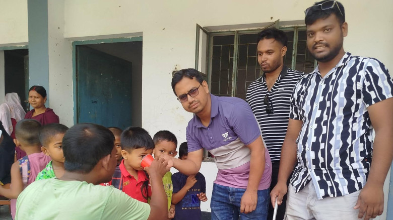 অভয়নগরে শিশু শিক্ষার্থীদের মাঝে খাবার স্যালাইন ও ল...