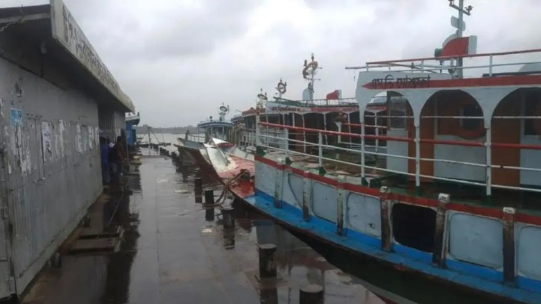 বৈরী আবহাওয়ায় দৌলতদিয়া-পাটুরিয়া রুটে নৌযান চলাচল বন্ধ