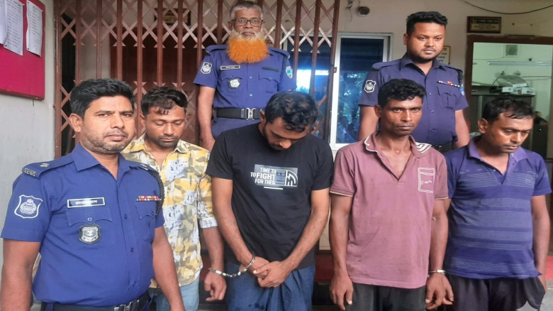 শান্তি শৃঙ্খলা বিনষ্টের দায়ে চার মাদকসেবীকে কারাদন্ড