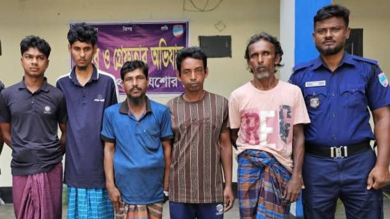 চৌগাছা থানার বিশেষ অভিযানে চোলাই মদসহ মাদক ব্যবসায়ী ও পরোয়ানাভুক্ত ১০ আসামী গ্রেফতার