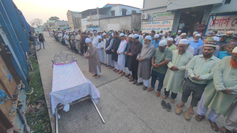 নওয়াপাড়ায় দুর্বৃত্তের হামলায় নিহত ব্যবসায়ী আনিছুর রহমানের জানাজা অনুষ্ঠিত