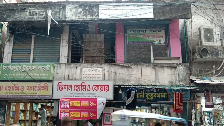 চৌরাস্তা মোড়ে মাতৃছায় খানা সুপার মার্কেটের ৮ দোকানে চুরি, থানায় অভিযোগে