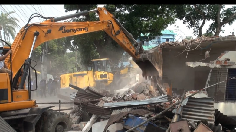 যশোরে গৃহায়নের মেগা উচ্ছেদ: ৪ শতাধিক স্থাপনা গুঁড়িয়ে উদ্ধার ৫০ কোটির জমি