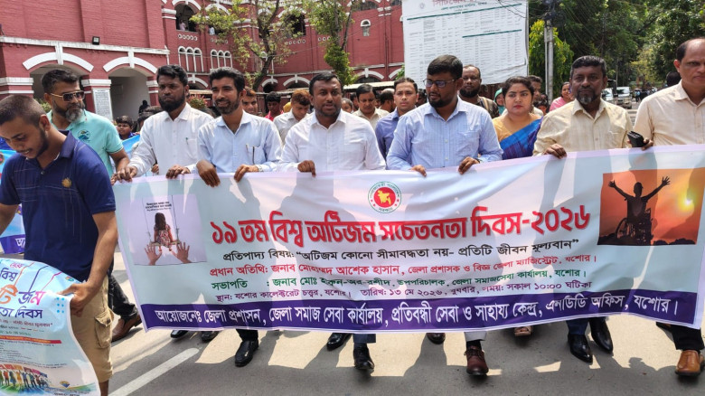 অবৈধ পার্কিং ও কাগজপত্র না থাকায় অ্যাম্বুলেন্স চালককে জরিমানা