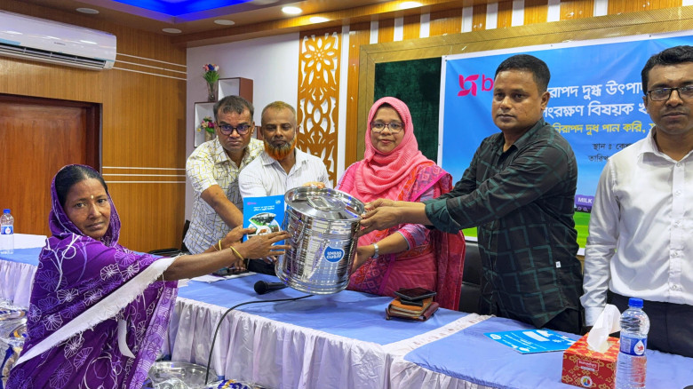কেশবপুরে ১০০ জন দুগ্ধ খামারিকে নিরাপদ দুধ উৎপাদনে প্রশিক্ষণ