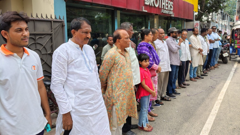 মুন্সি নাজমুল হোসেনের সৌজন্যে রামনগরে ৭০ পরিবারের মাঝে ঈদ সামগ্রী বিতরণ