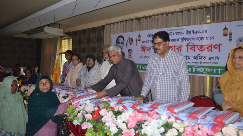 যশোরে ঈদ উপলক্ষে পূজা উদযাপন পরিষদের বস্ত্র বিতরণ