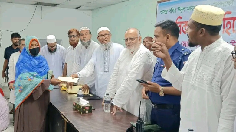 যশোরে ঈদ উপলক্ষে পূজা উদযাপন পরিষদের বস্ত্র বিতরণ