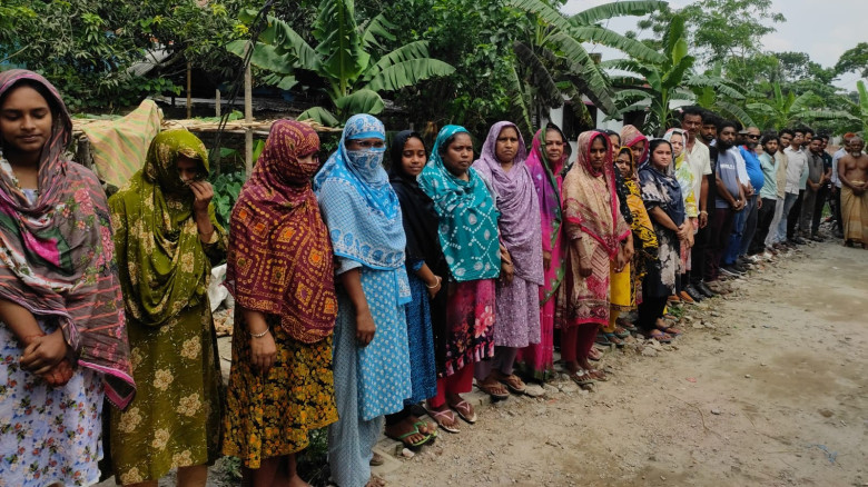যশোরের গাজীপাড়ায় মাদকের বিরুদ্ধে এলাকাবাসীর মানববন...