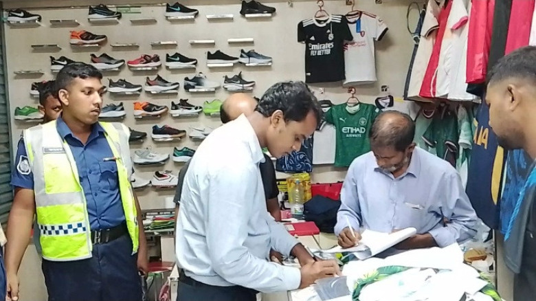 যশোরে নির্ধারিত সময়ের পর দোকান খোলা রাখায় দুই স্পোর্টস দোকানিকে জরিমানা