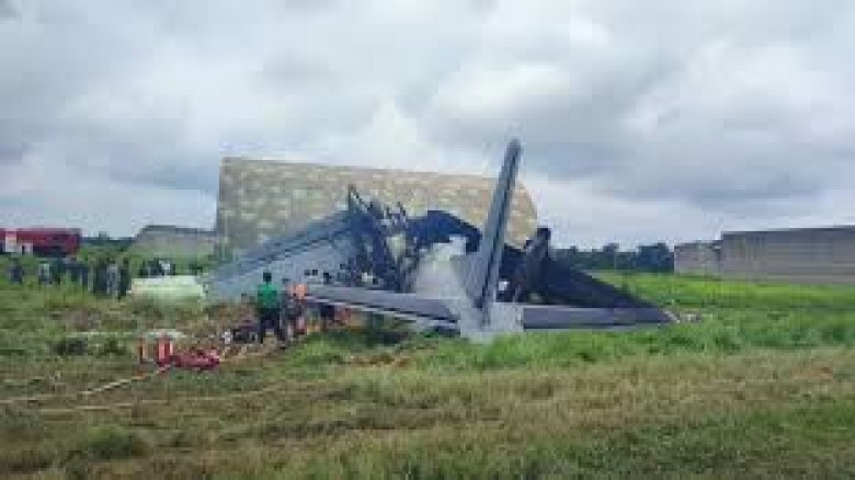 অবতরণের আগমুহূর্তে ভারতীয় বিমানবাহিনীর বিমান বিধ্ব...