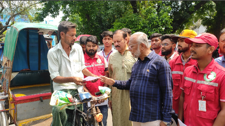 ডেঙ্গু প্রতিরোধে যশোরে রেড ক্রিসেন্টের লিফলেট বিতরণ ও সচেতনতামূলক কর্মসূচি