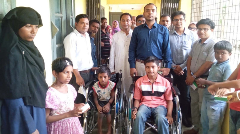 অভয়নগরে প্রাথমিক শিক্ষার্থীদের অ্যাসিসটিভ ডিভাইস বিতরণ