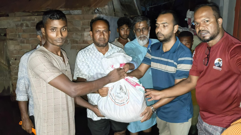 অভয়নগরে রাতের অন্ধকারে পানিবন্দী মানুষের ঘরে খাবার নিয়ে হাজির ইউএনও