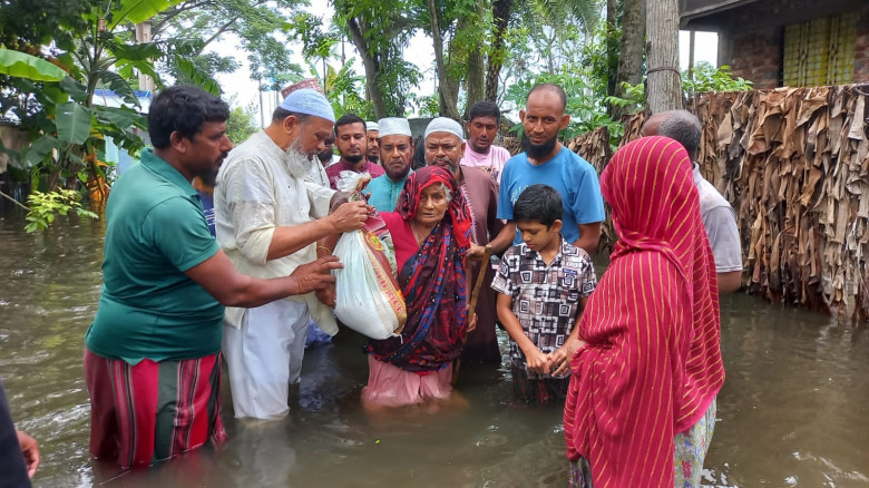 পানিবন্দী মানুষের পাশে জামায়াতের এমপি গোলাম রসুল