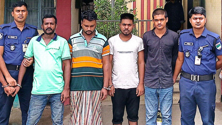 চাঁদার দাবিতে ব্যবসাপ্রতিষ্ঠানে হামলা, ভাংচুর ও মা...