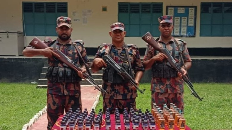 যশোর সীমান্তে বিজিবির অভিযানে মাদক ও চোরাচালানী মা...