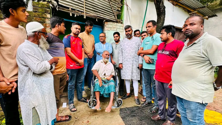 চলাচলে অক্ষম হানিফকে আল মামুন ফাউন্ডেশনের পক্ষ থেক...