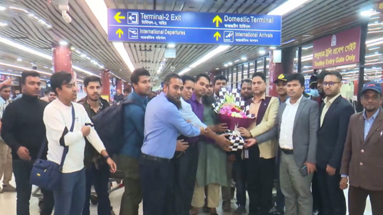 ১১৫ দিন পর দেশে ফিরেছেন হরমুজ প্রণালির কাছে আটকে থ...