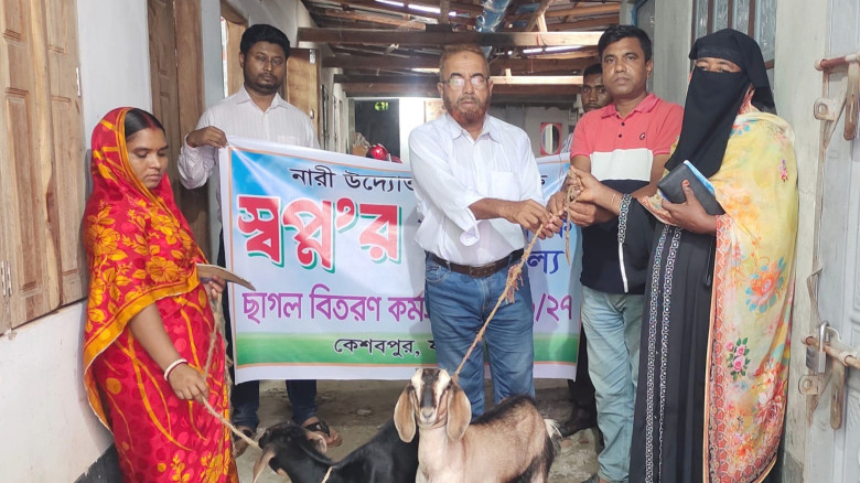 কেশবপুরে নারীদের স্বাবলম্বী করতে ছাগল বিতরণ...
