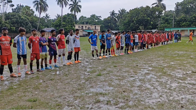 বৃষ্টি উপেক্ষা করে বাঘারপাড়ায় ফুটবলার ট্যালেন্টহান...