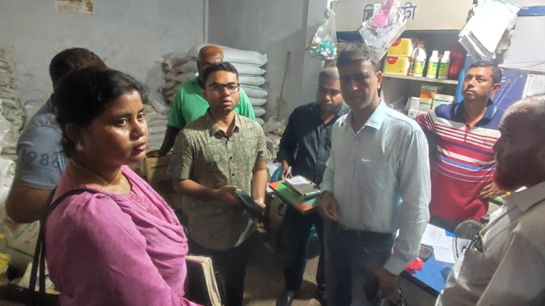 যশোরের অভয়নগরে  বেশি দামে সার বিক্রি, দুই ব্যবসায়ীকে জরিমানা