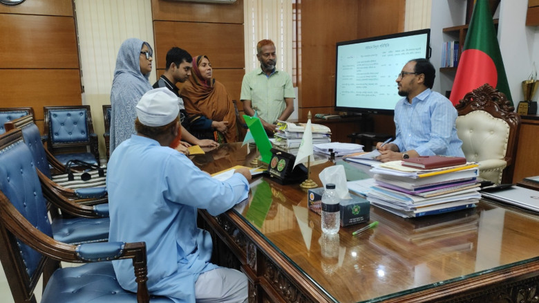 শারীরিক প্রতিবন্ধী সিয়ামের খাতা অবমূল্যায়নের অভিযোগ: তদন্ত চেয়ে ডিসির কাছে বাবার স্মারকলিপি