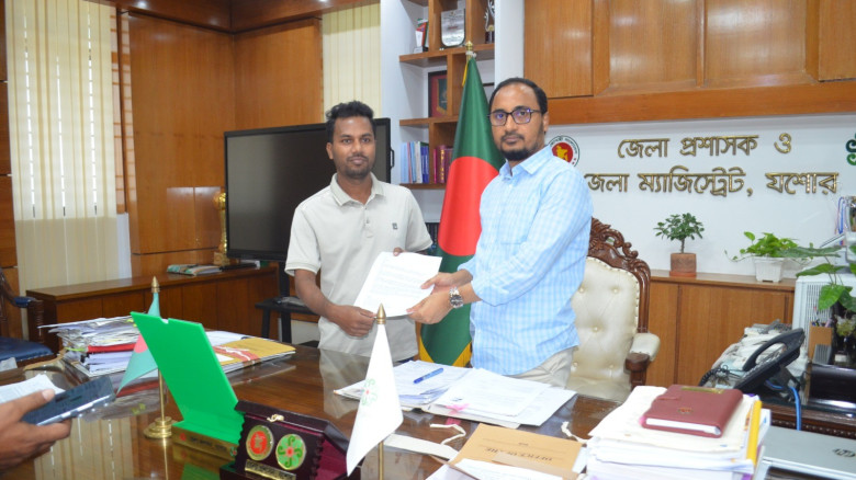 ঝিকরগাছায় ফ্যামিলি কার্ডে অনিয়ম: ডিসির কাছে ‘জুলাই যোদ্ধা’ রাকিবের স্মারকলিপি