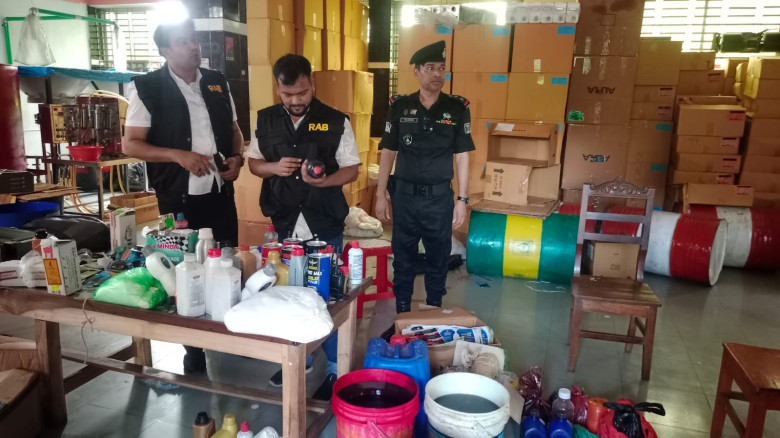 যশোরে পেট্রোল পাম্পের আড়ালে নকল মবিলের কারখানা, র‍্যাবের অভিযান