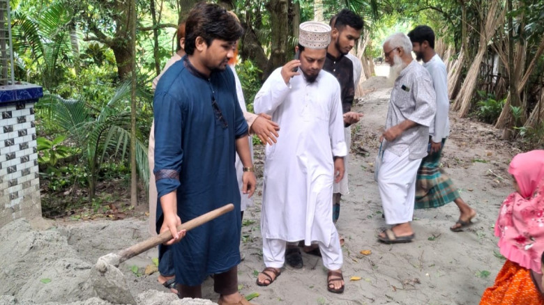নিজের অর্থায়নে চলাচলের অনুপযোগী রাস্তা সংস্কার করলেন চেয়ারম্যান পদপ্রার্থী শামীম হোসেন