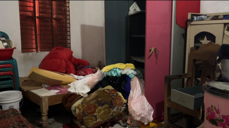 রেলরোড ফুডগোডাউনের পাশে বসতঘরের চাল কেটে চুরি, স্বর্ণ ও নগদ টাকা