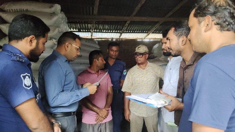 চৌগাছায় প্রায় ৪ লক্ষ টাকা মূল্যের সাড়ে ১৩ হাজার কেজি সার জব্দ, ২০ হাজার টাকা জরিমানা