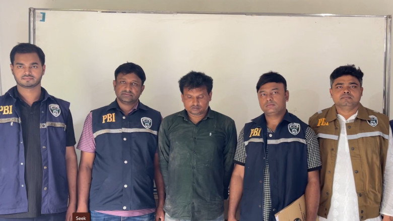 পুলিশ দেখে বস্তা ফেলে পালালো মাদক কারবারি: শার্শায় ১২ কেজি গাঁজা উদ্ধার