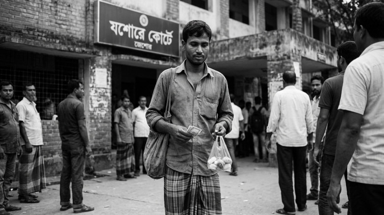 ক্ষুধার তাড়নায় ভাত ভেবে মিষ্টির প্যাকেট কেড়ে নেওয়া যুবককে জরিমানা