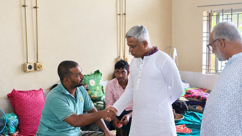 সাংবাদিক মনিরুজ্জামানকে দেখতে হাসপাতালে প্রতিমন্ত্রী অনিন্দ্য ইসলাম
