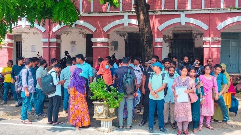 যশোরে নিয়োগপত্র পাওয়ার দাবিতে চূড়ান্ত সুপারিশপ্রাপ্ত শিক্ষকদের অবস্থান কর্মসূচি