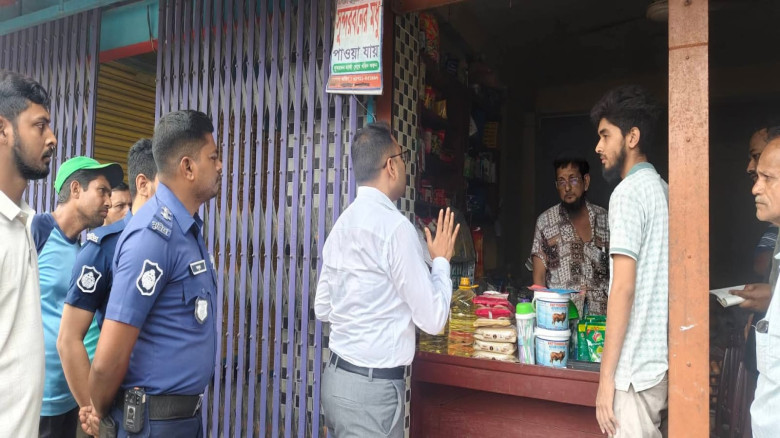 চৌগাছায় নকল ‘তীর’ ভূষি প্যাকেজিং, দোকানিকে ১০ হাজার টাকা জরিমানা