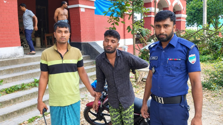 যশোরে মোটরসাইকেল চুরির সময় হাতেনাতে যুবক আটক